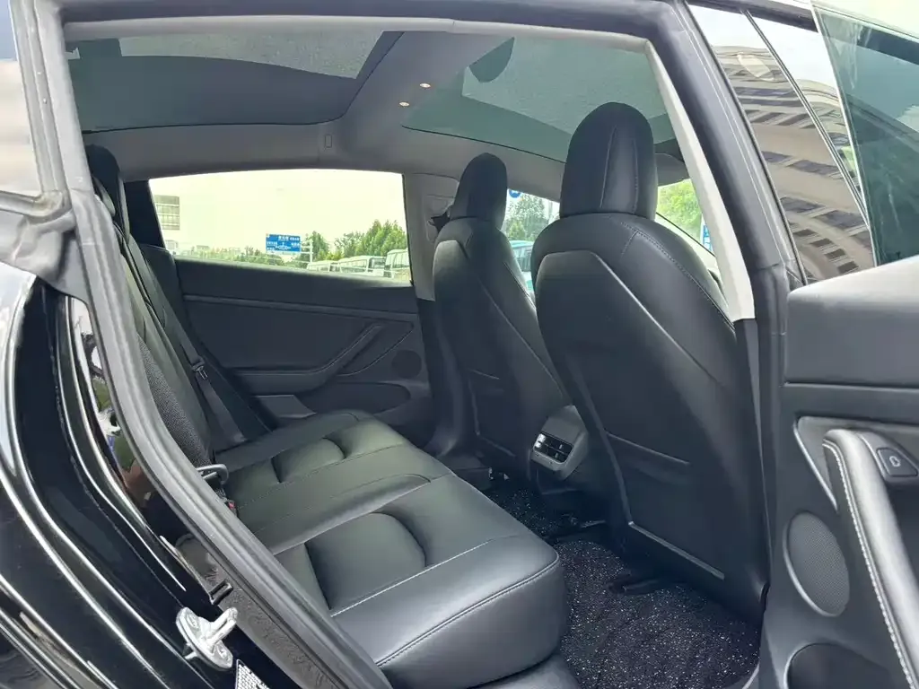 Tesla Model 3 — фото 3