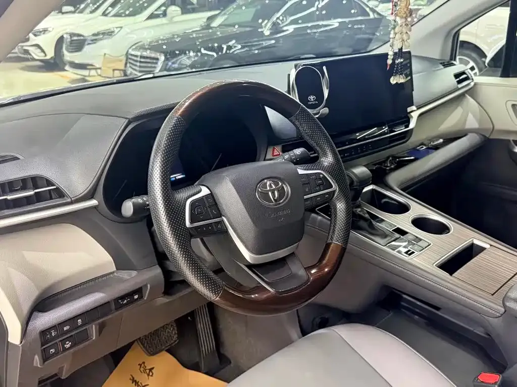 Toyota Granvia — фото 8