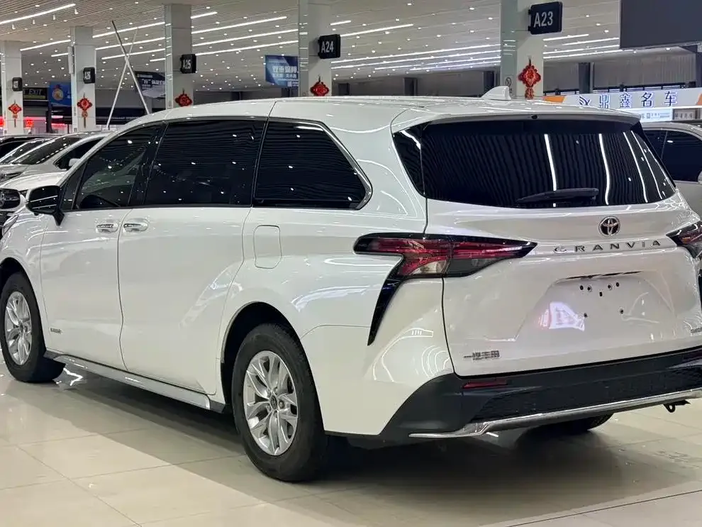 Toyota Granvia — фото 2