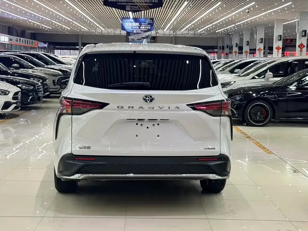 Toyota Granvia — фото 10