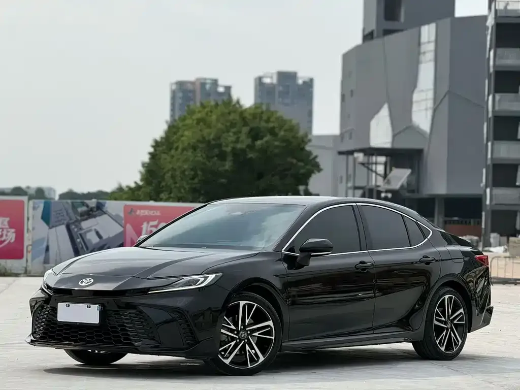 Toyota Camry — фото 1