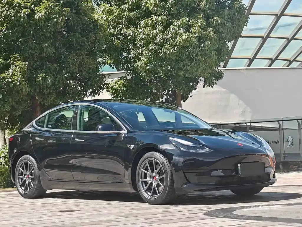 Tesla Model 3 — фото 8