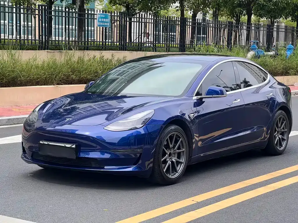 Tesla Model 3 — фото 1