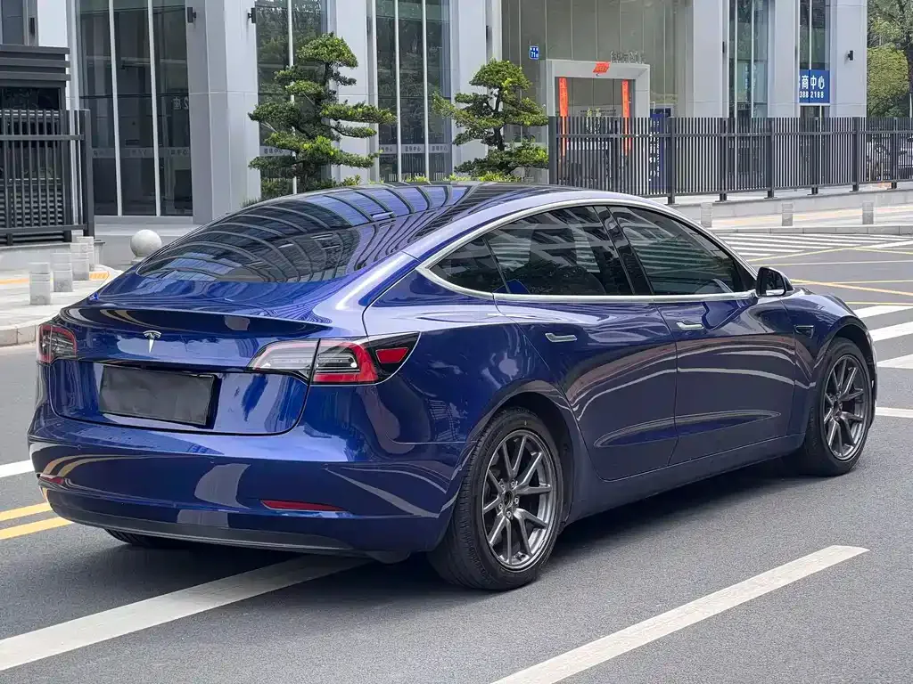 Tesla Model 3 — фото 3