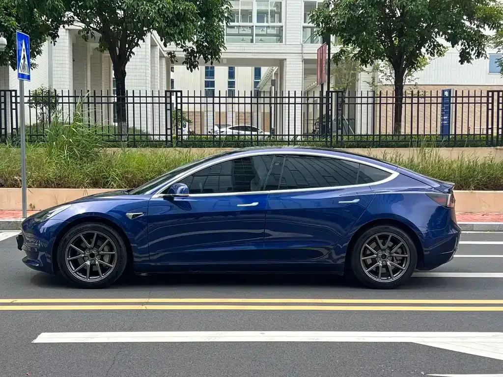 Tesla Model 3 — фото 7