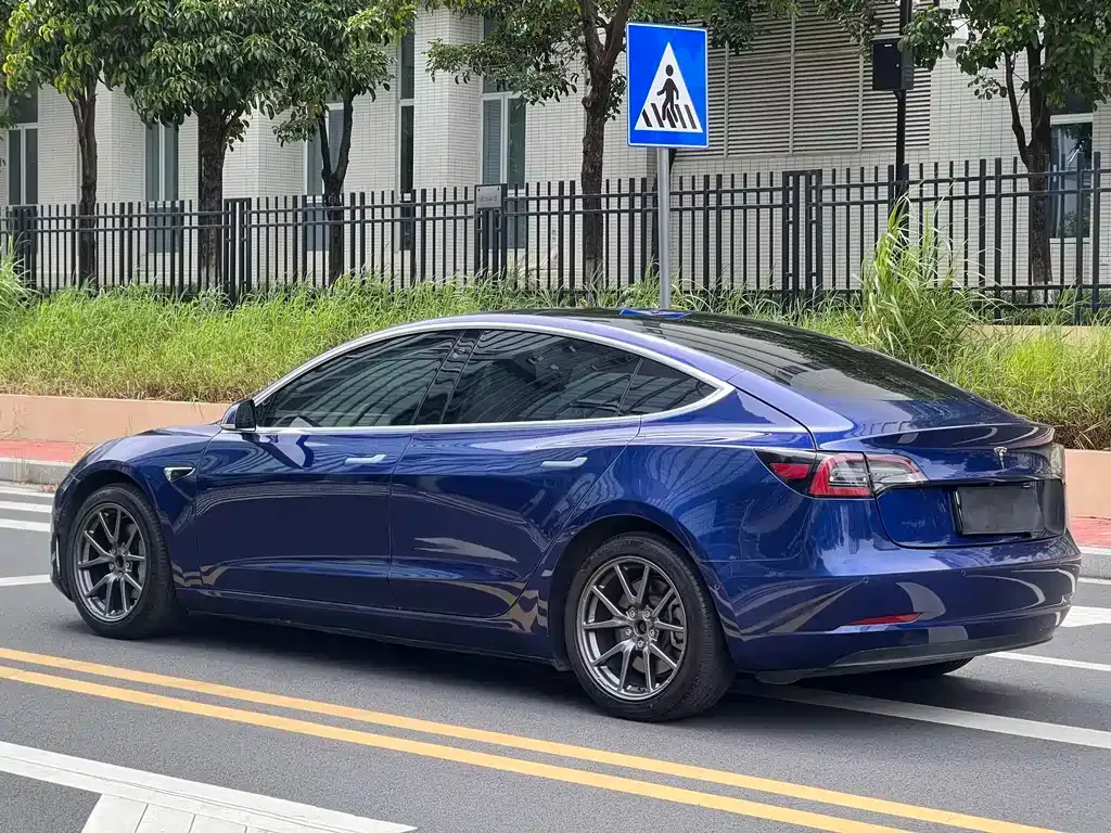 Tesla Model 3 — фото 10