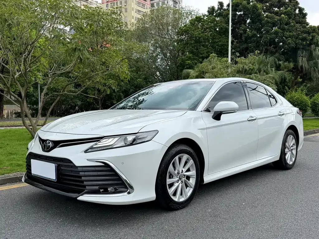 Toyota Camry — фото 1