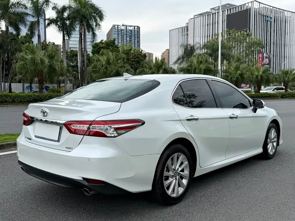 Toyota Camry — фото 10