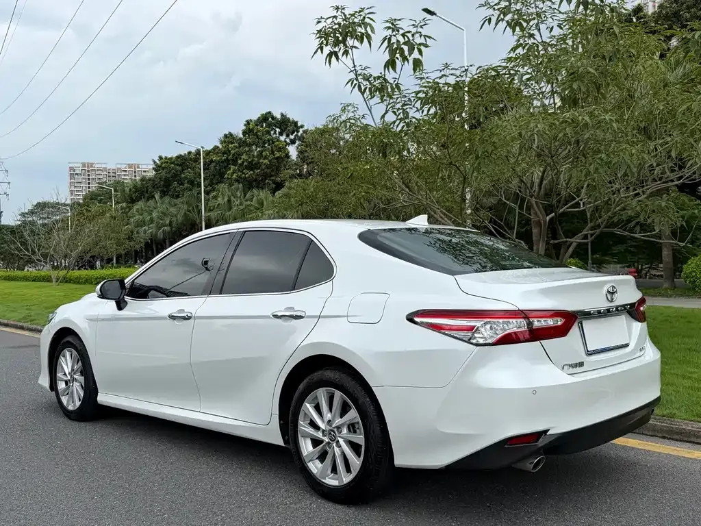 Toyota Camry — фото 5