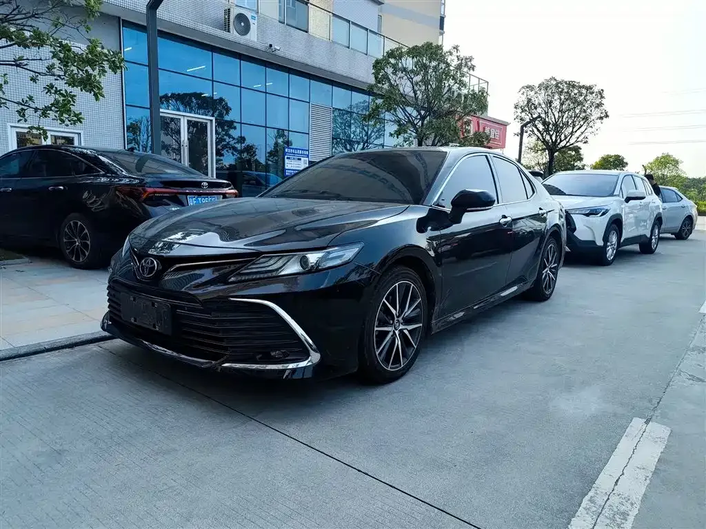 Toyota Camry — фото 1