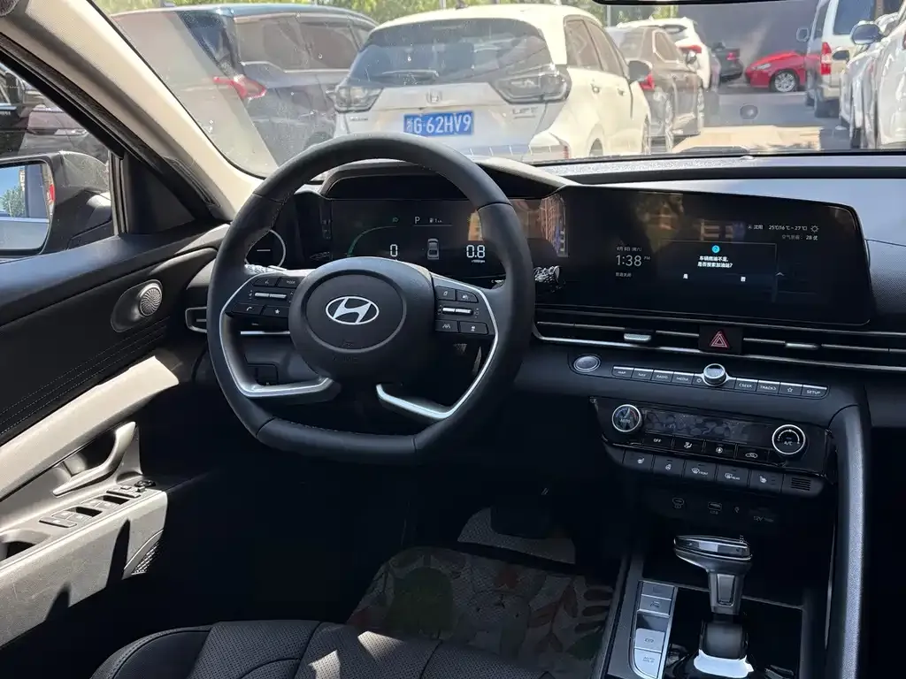 Hyundai Elantra — фото 4