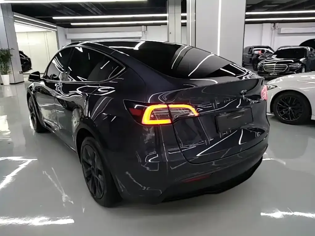 Tesla Model Y — фото 10