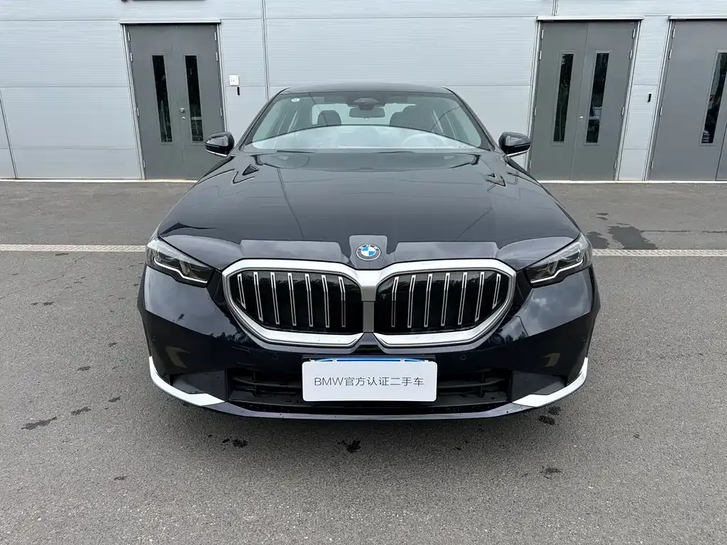 BMW 5 Series — фото 1