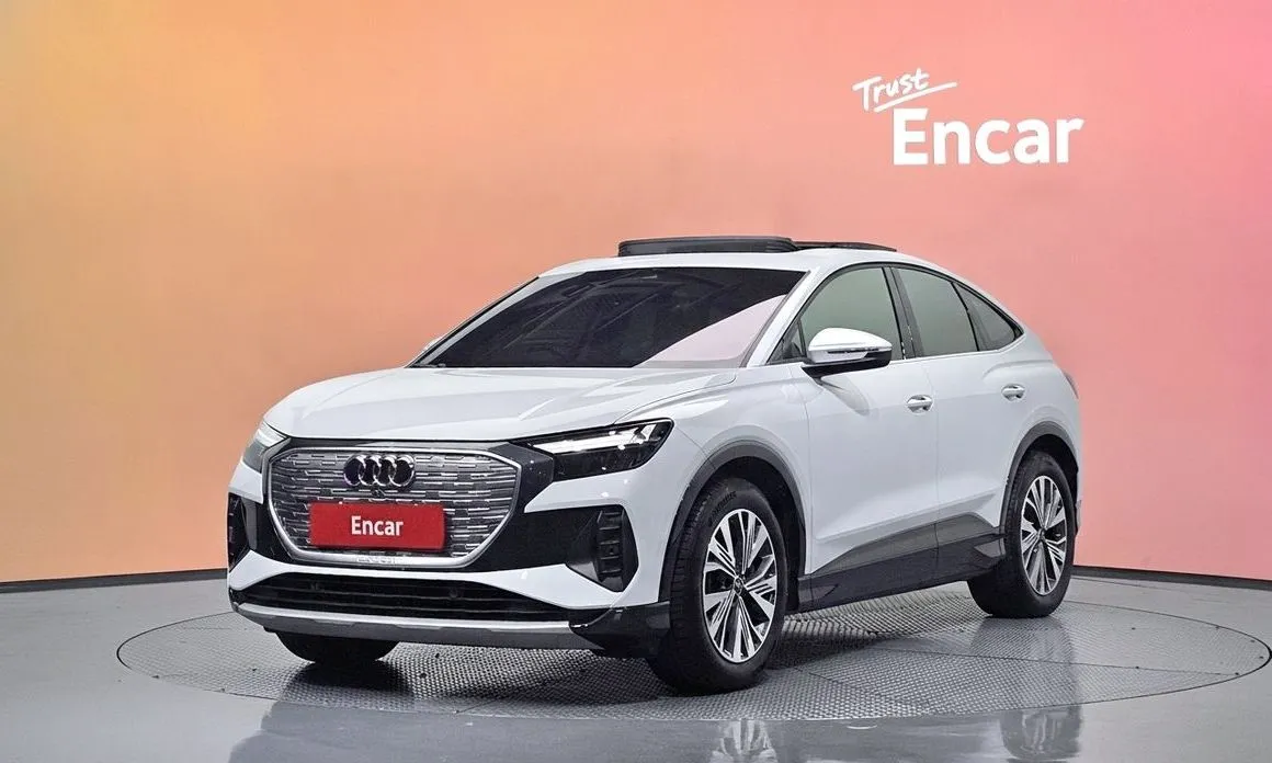 Audi Q4 e-tron — фото 1