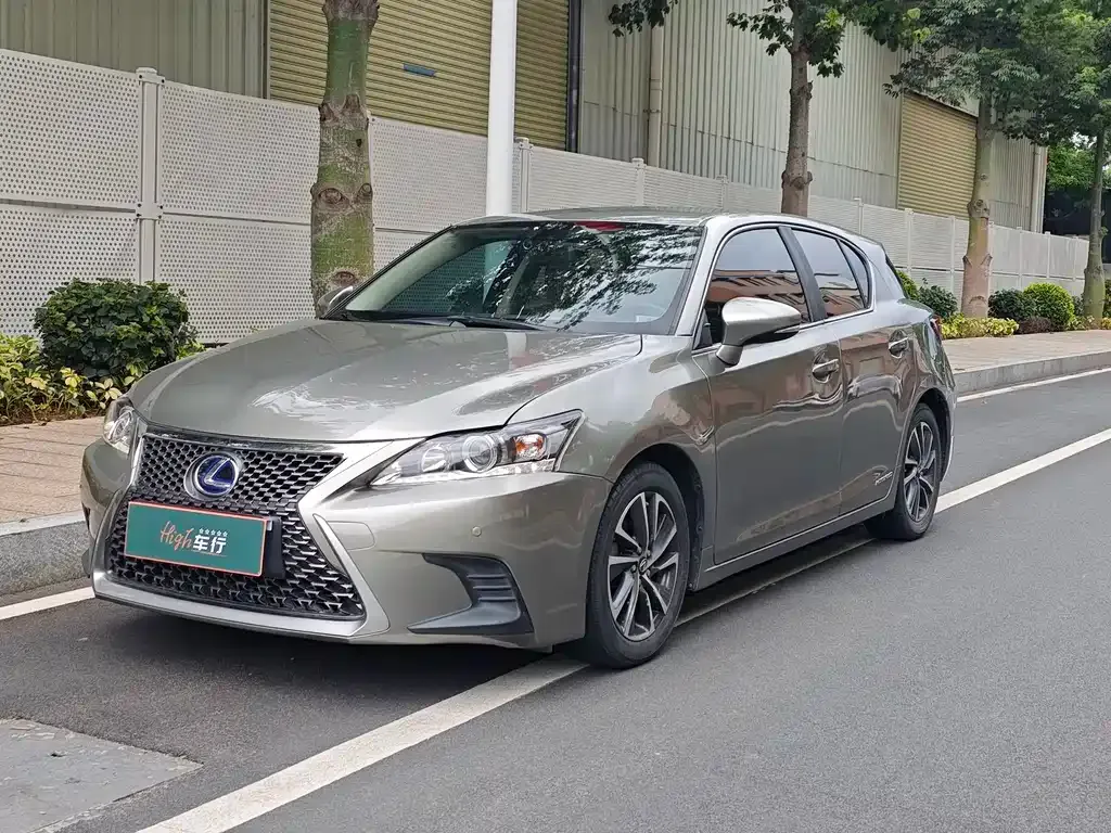Lexus CT — фото 1