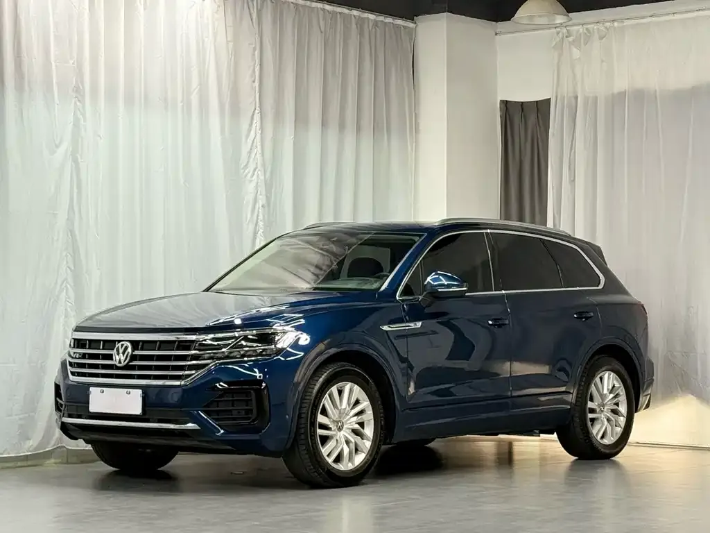 Volkswagen Touareg — фото 1