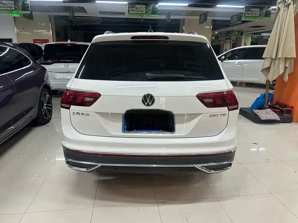 Volkswagen Tiguan L — фото 1