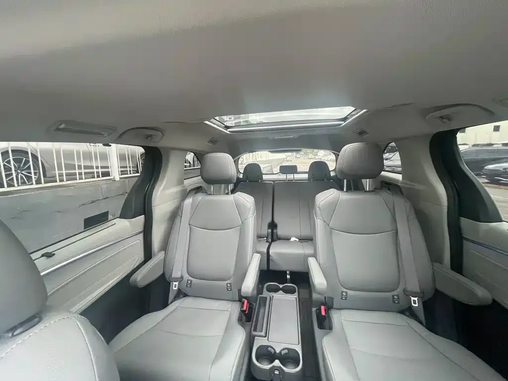 Toyota Granvia — фото 5