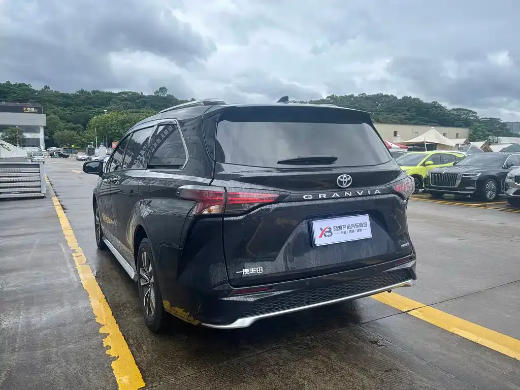 Toyota Granvia — фото 6