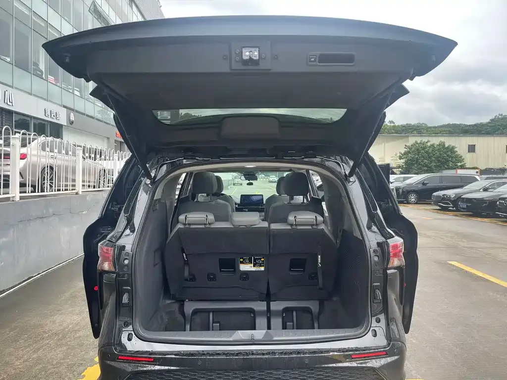 Toyota Granvia — фото 4
