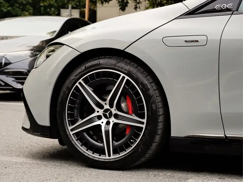 Mercedes-Benz EQE AMG — фото 4