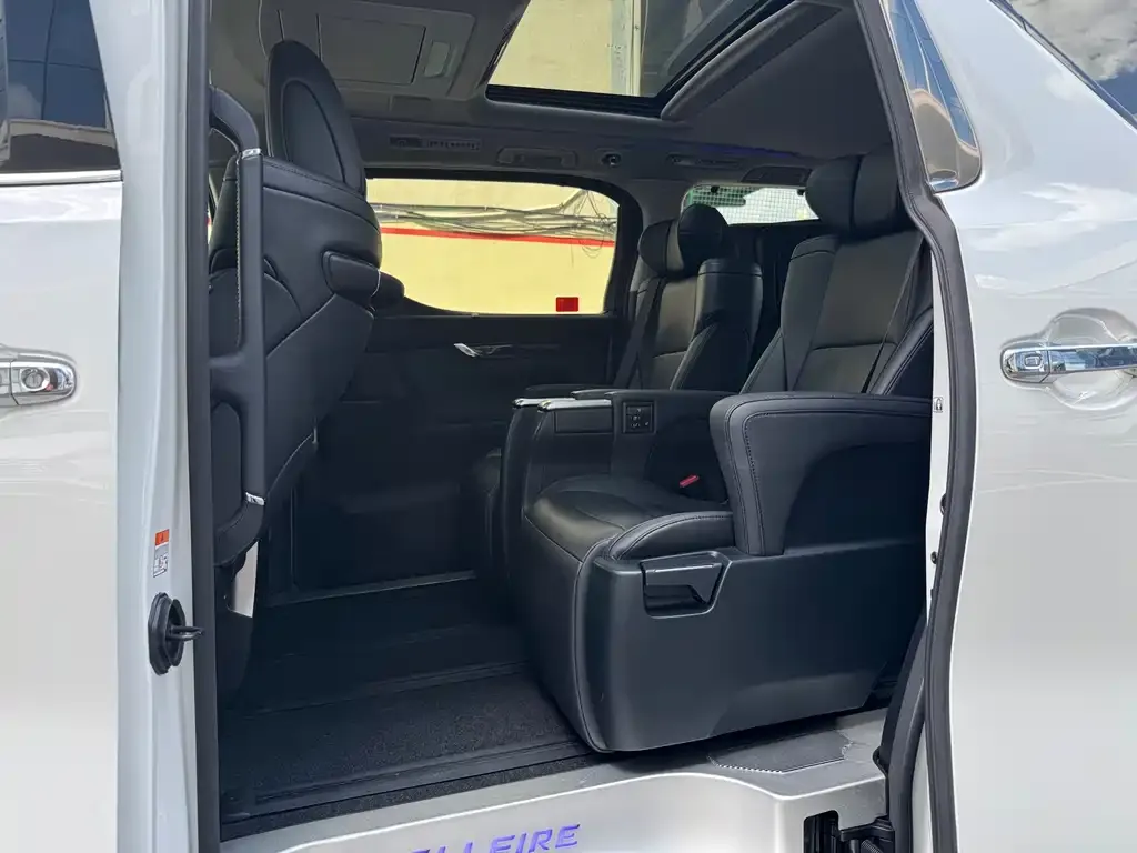 Toyota Vellfire — фото 2