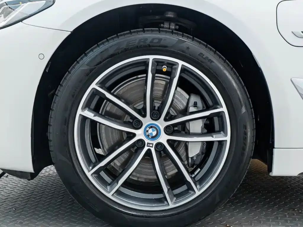 BMW 5 Series New Energy — фото 9