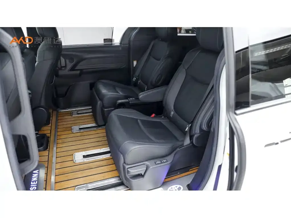Toyota Sienna — фото 3
