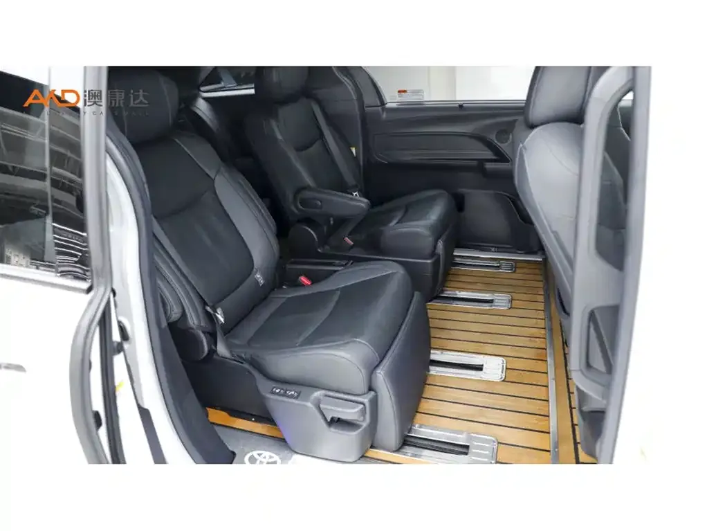 Toyota Sienna — фото 10