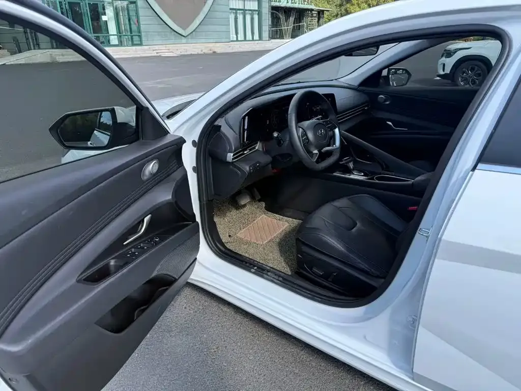 Hyundai Elantra — фото 3