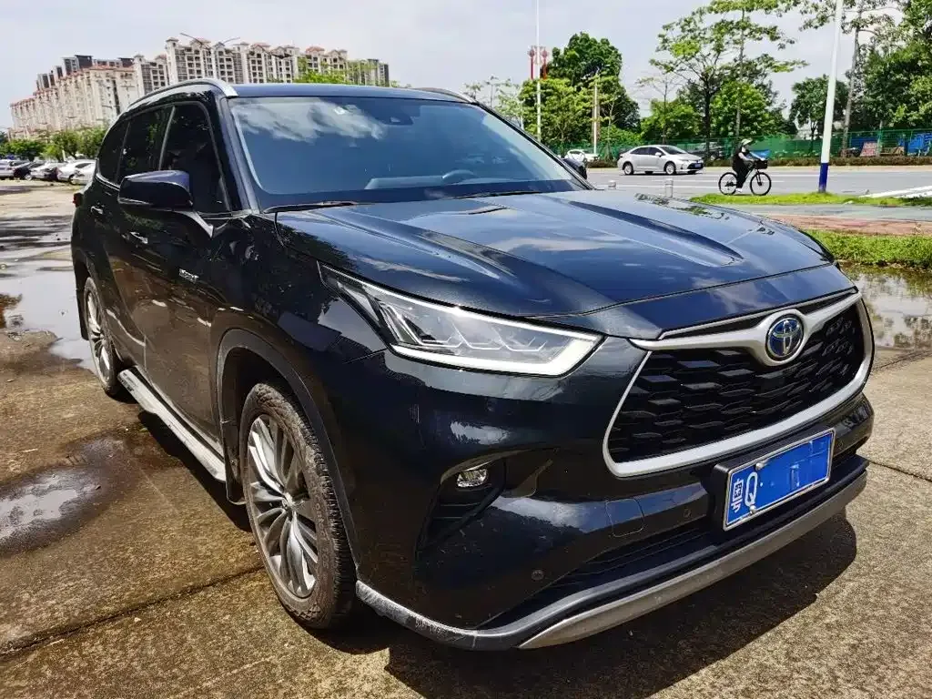 Toyota Highlander — фото 1