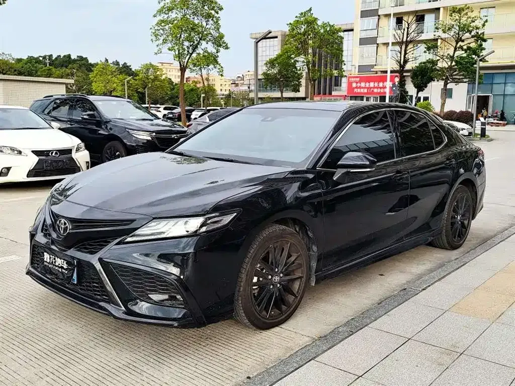 Toyota Camry — фото 1