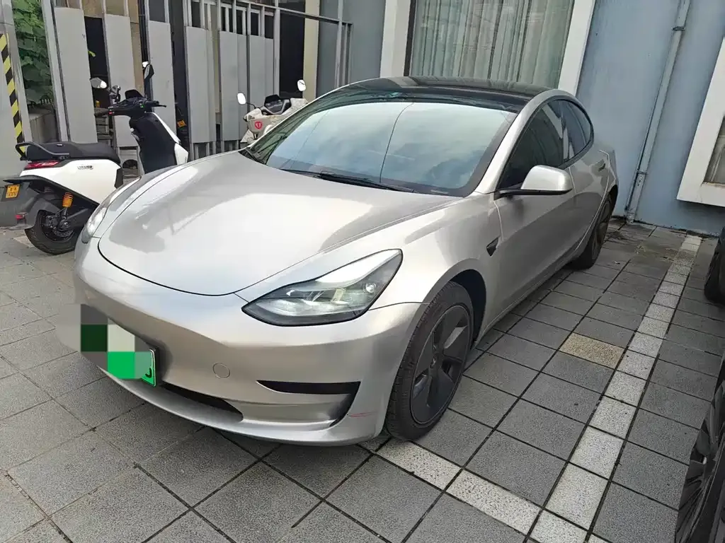 Tesla Model 3 — фото 1