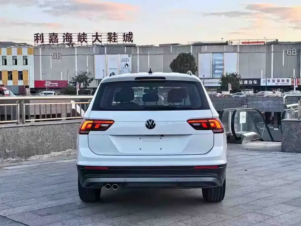 Volkswagen Tiguan L — фото 8