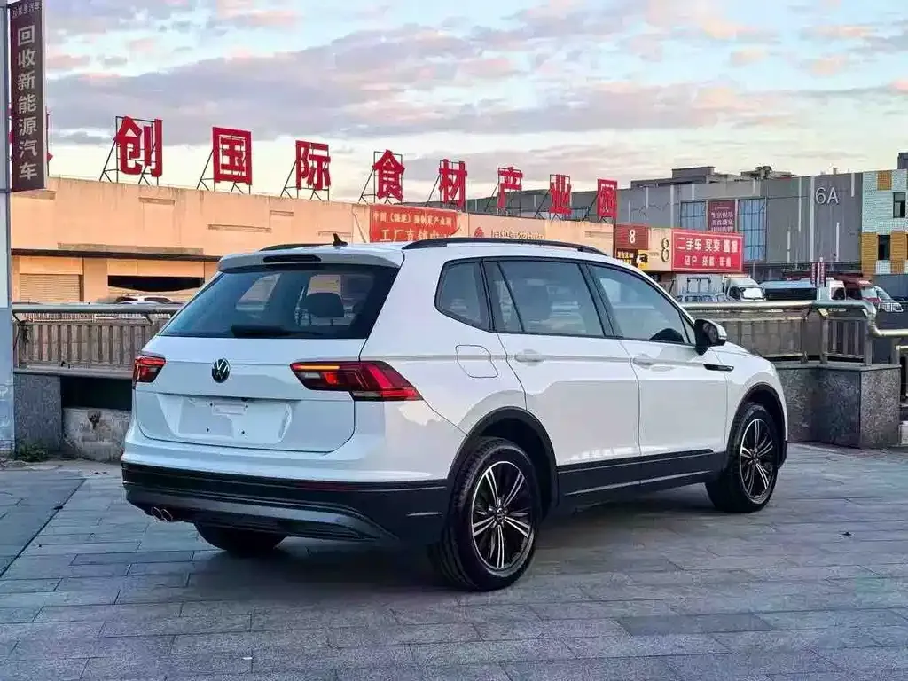 Volkswagen Tiguan L — фото 5