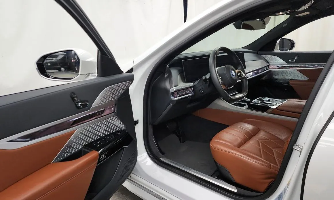BMW i7 — фото 7