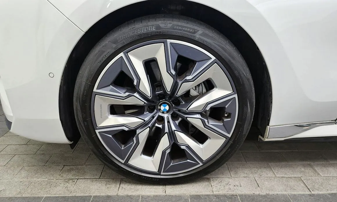 BMW i7 — фото 10