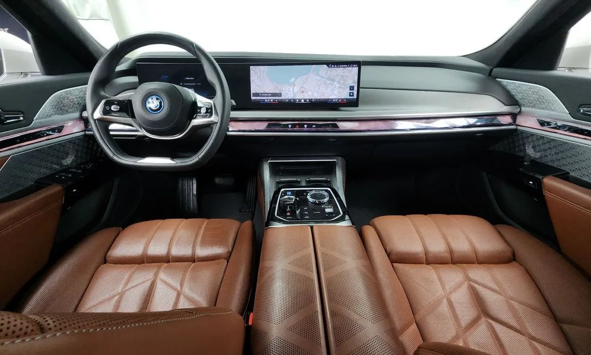 BMW i7 — фото 2