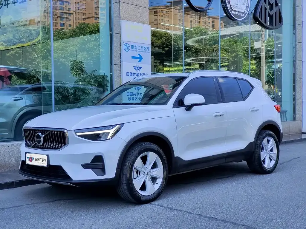 Volvo XC40 — фото 1