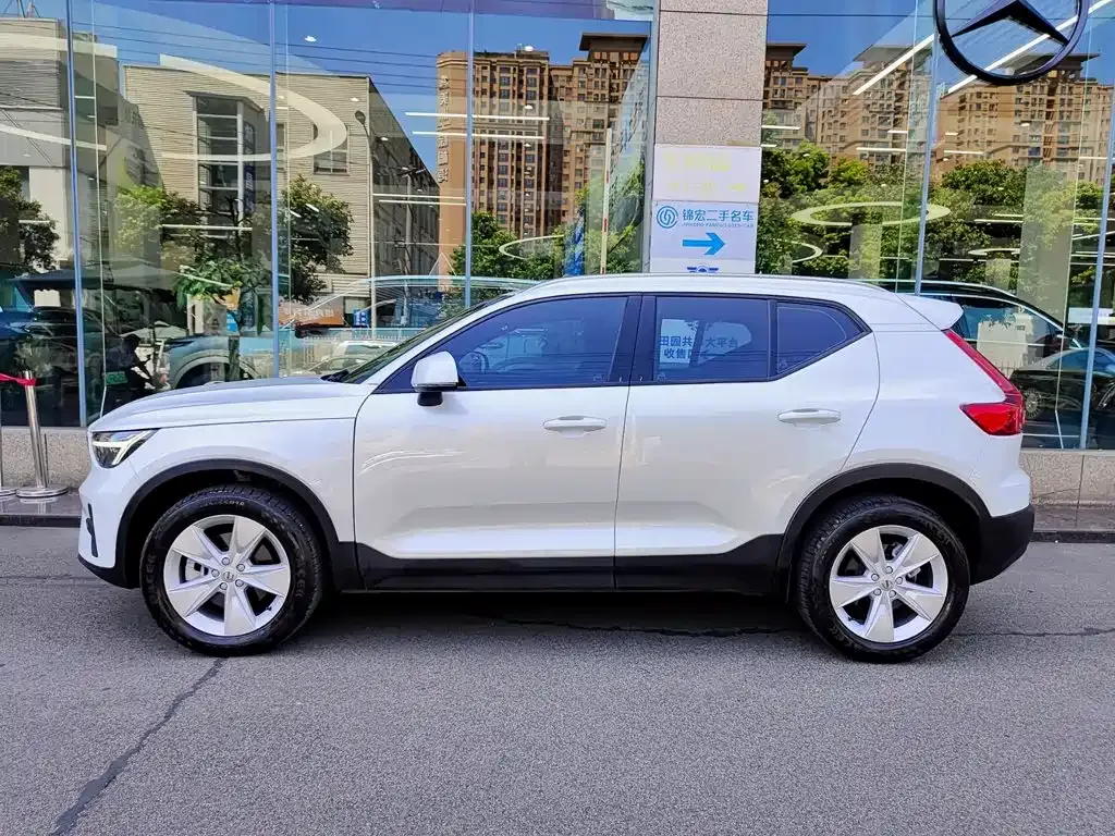Volvo XC40 — фото 10