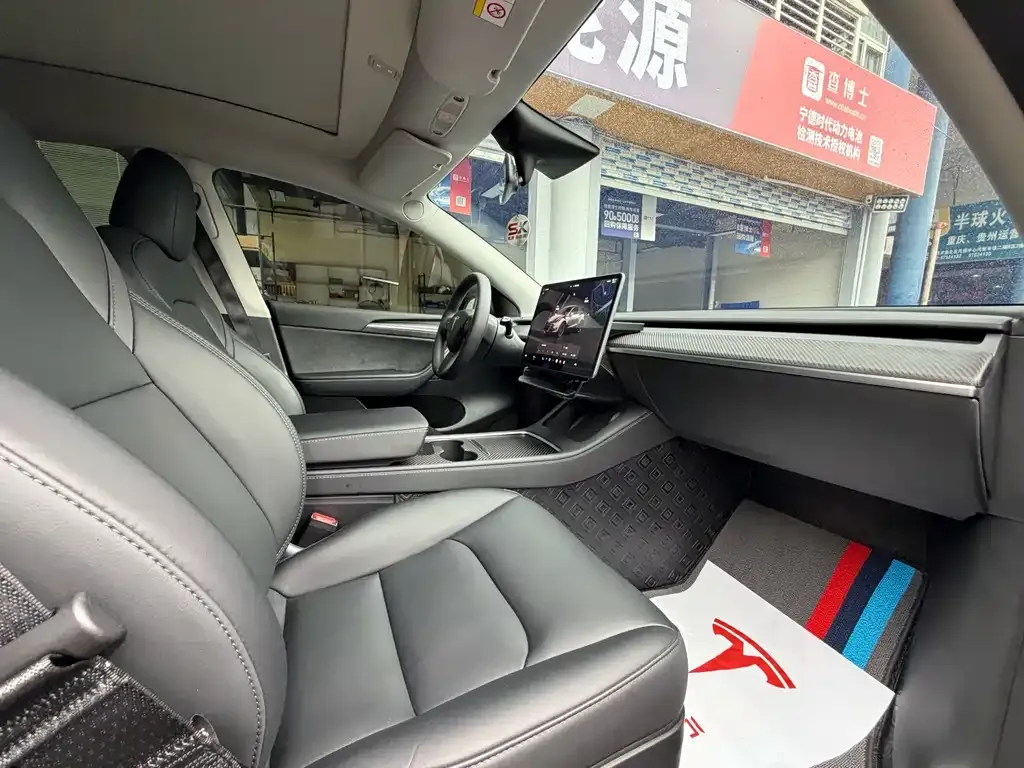 Tesla Model Y — фото 10