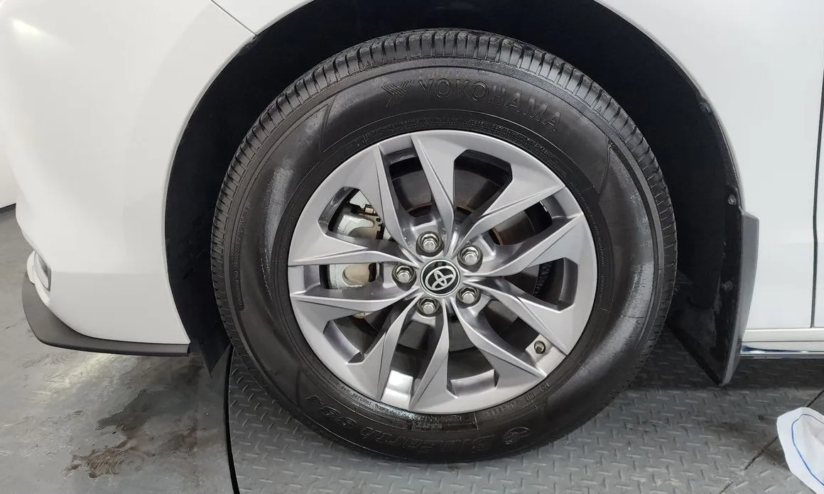Toyota Sienna — фото 2
