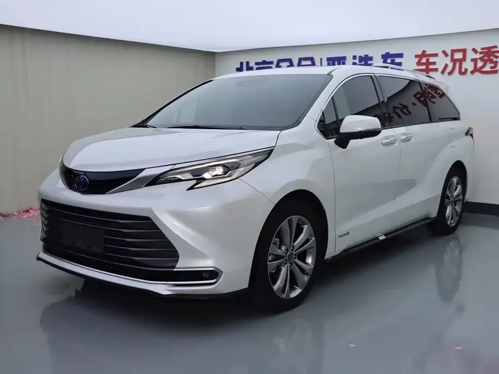 Toyota Sienna — фото 1