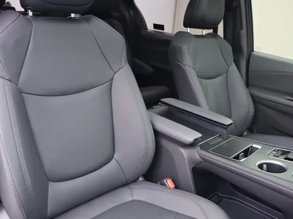 Toyota Sienna — фото 7