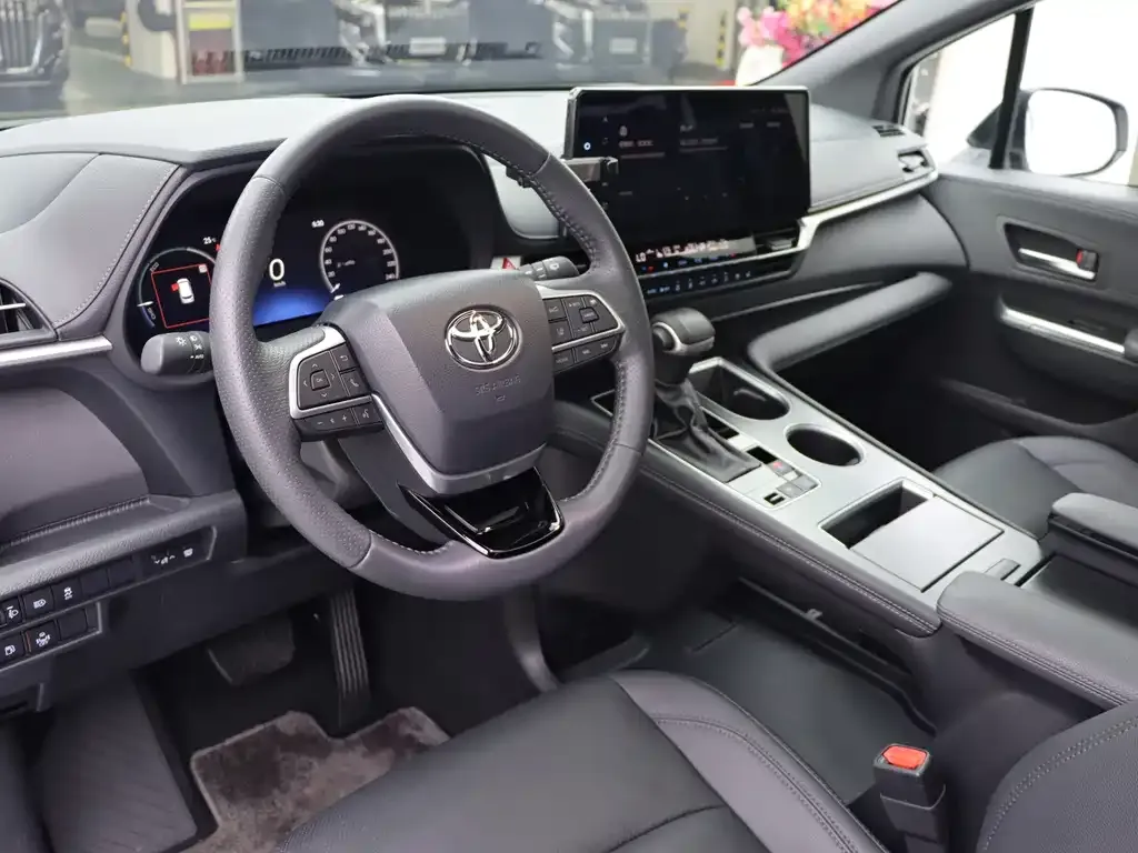 Toyota Sienna — фото 10