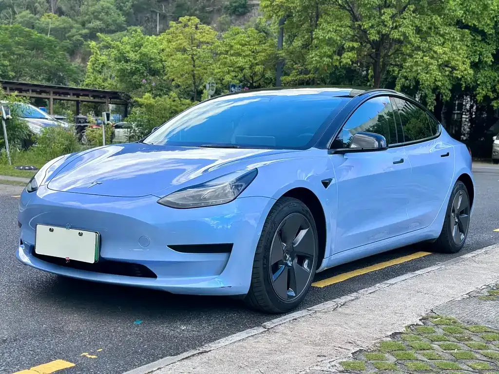 Tesla Model 3 — фото 1