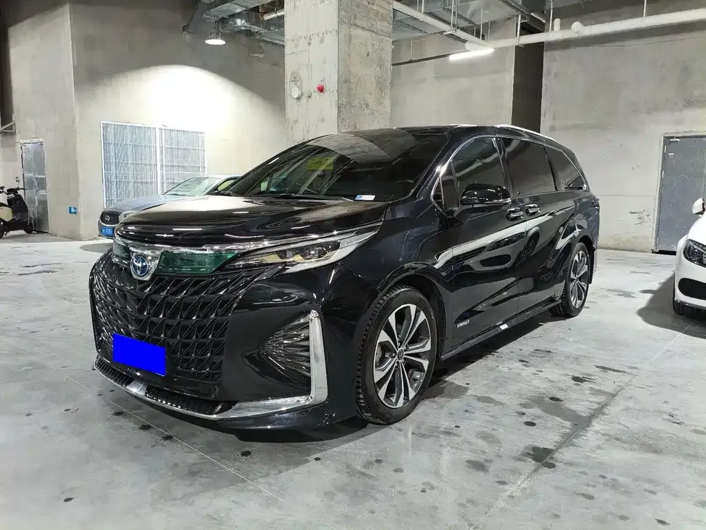 Toyota Granvia — фото 1