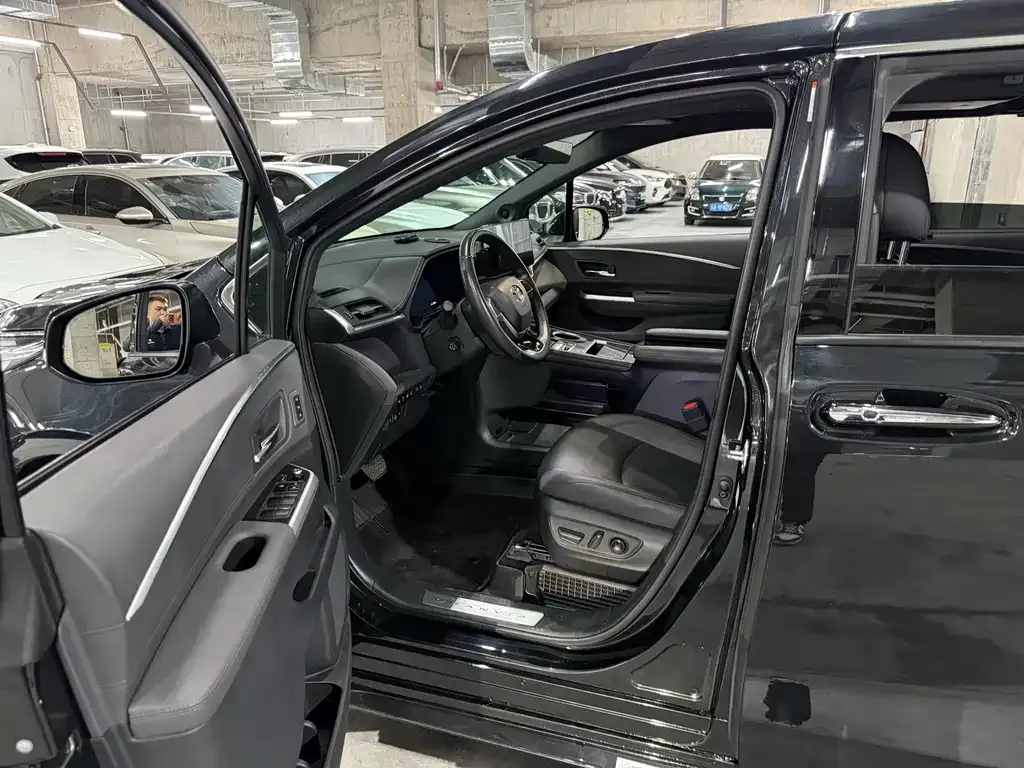 Toyota Granvia — фото 6