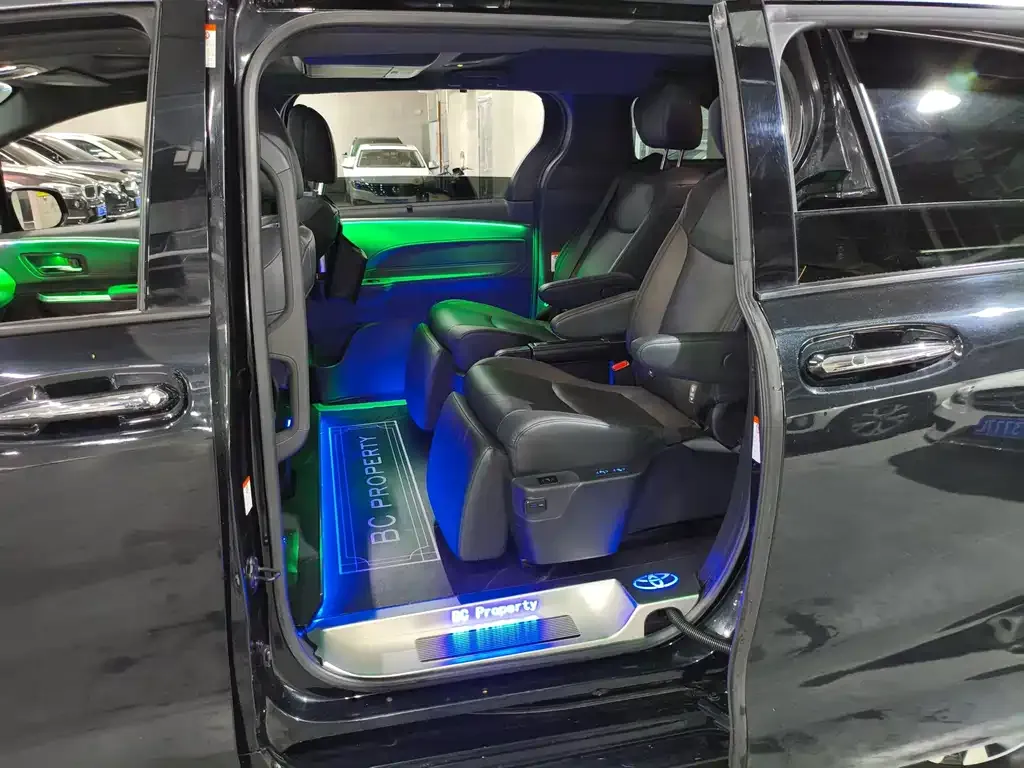 Toyota Granvia — фото 5