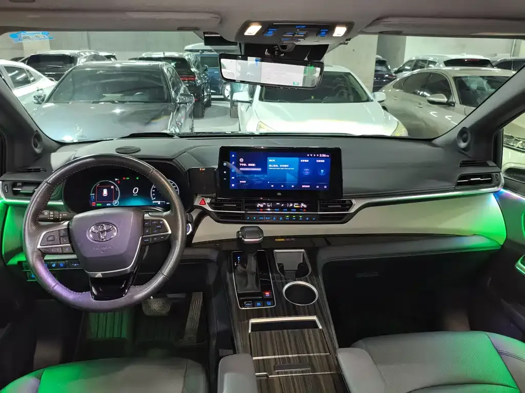 Toyota Granvia — фото 4